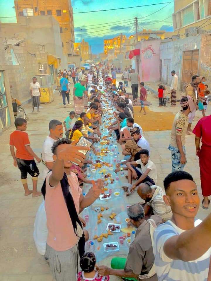 في ظل تفشي وباء كورونا .. أبناء المنصورة يقيمون أطول مأدبة إفطار جماعي(صور)