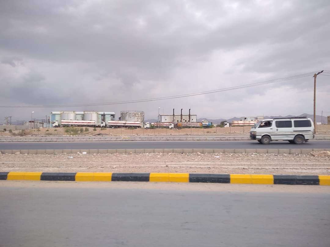 بالصورة .. ناقلة الديزل تتوافد إلى محطة كهرباء شبوة بالصورة .. ناقلة الديزل تتوافد إلى محطة كهرباء شبوة