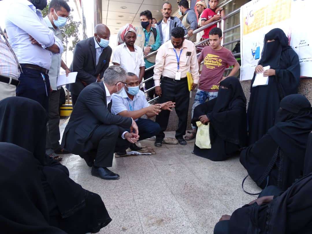 ممثل اليونسيف يطلع على آلية صرف المساعدات المالية للاسر الفقيرة بعدن