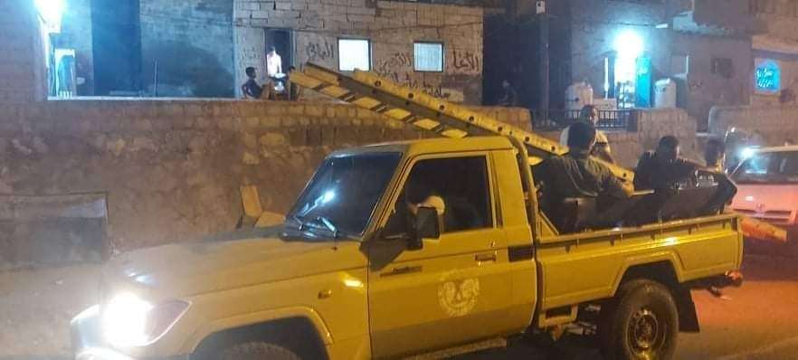 وسط اشادات واسعة .. قائد أمني بعدن ينقل طاقم عمل طوارئ الكهرباء بمركبته العسكرية لمساعدة الأهالي