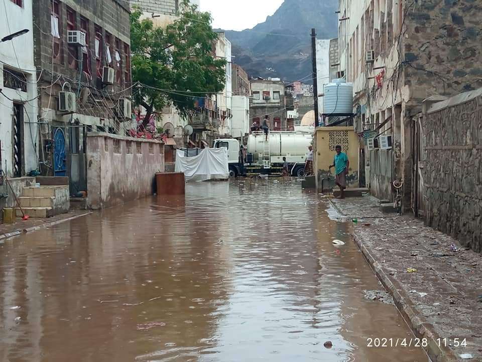 شاهد بالفيديو .. لحظة مرور السيول بكريتر اليوم