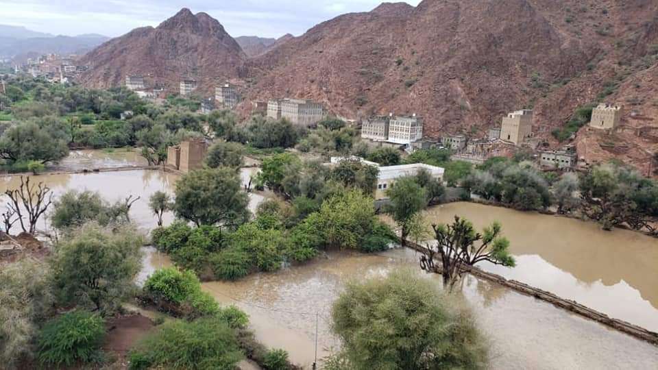هطول أمطار غزيرة على مدينة شبوة (صور)