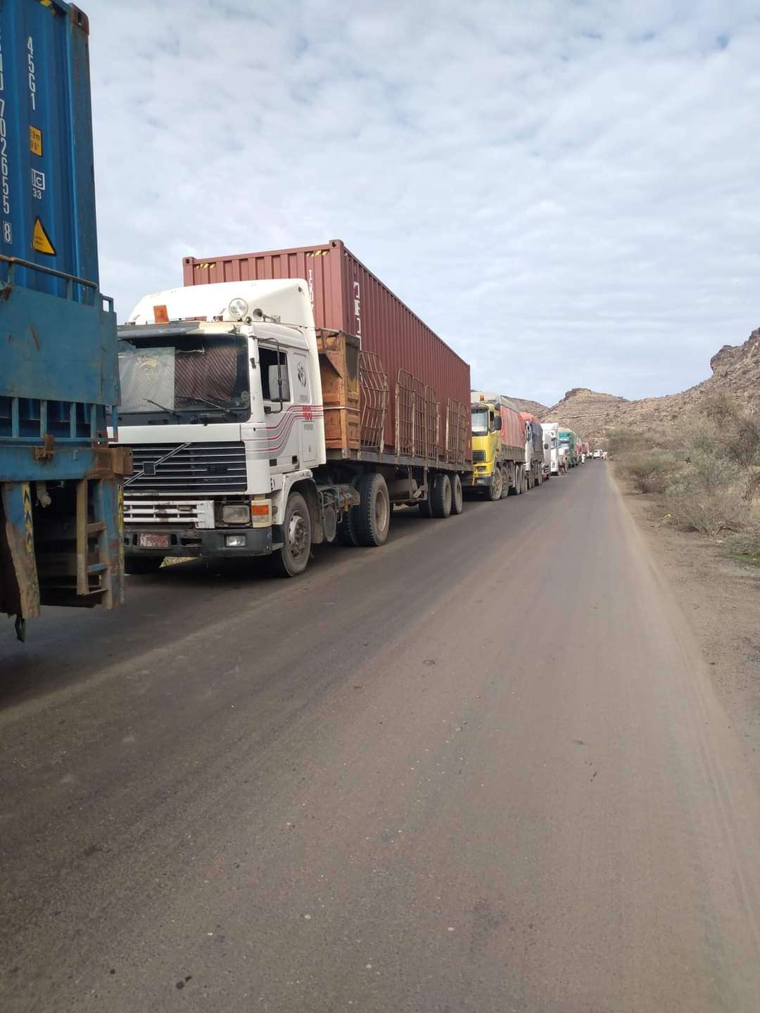 جنود في القوات الجنوبية يمنعون الشاحنات الثقيلة من العبور بشارع رئيسي بردفان جنود في القوات الجنوبية يمنعون الشاحنات الثقيلة من العبور بشارع رئيسي بردفان