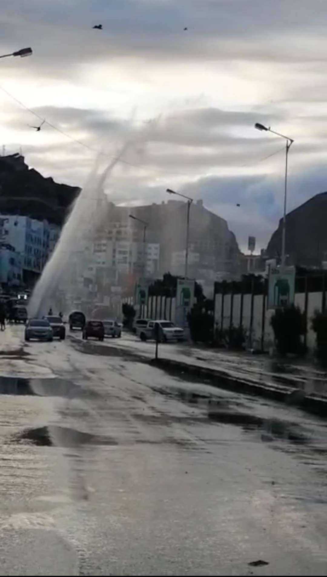 عاجل :انفجار انبوب مياه رئيسي في عدن(صورة) عاجل :انفجار انبوب مياه رئيسي في عدن(صورة)