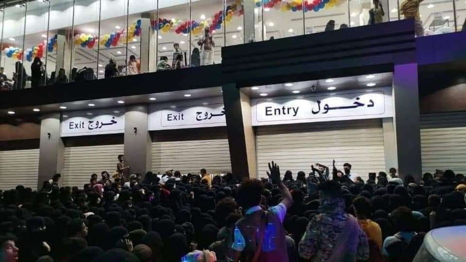 في ظل تفشي وباء كورونا .. ازدحام خانق أمام مركز تجاري بعدن(صورة)