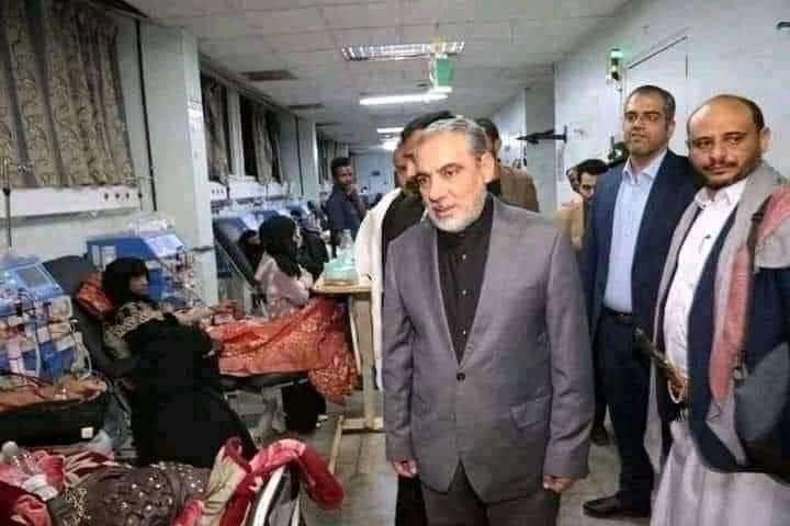 بجوار النساء .. ظهور جديد للسفير الإيراني بمؤسسة حكومية بصنعاء يثير غضبا(صورة )