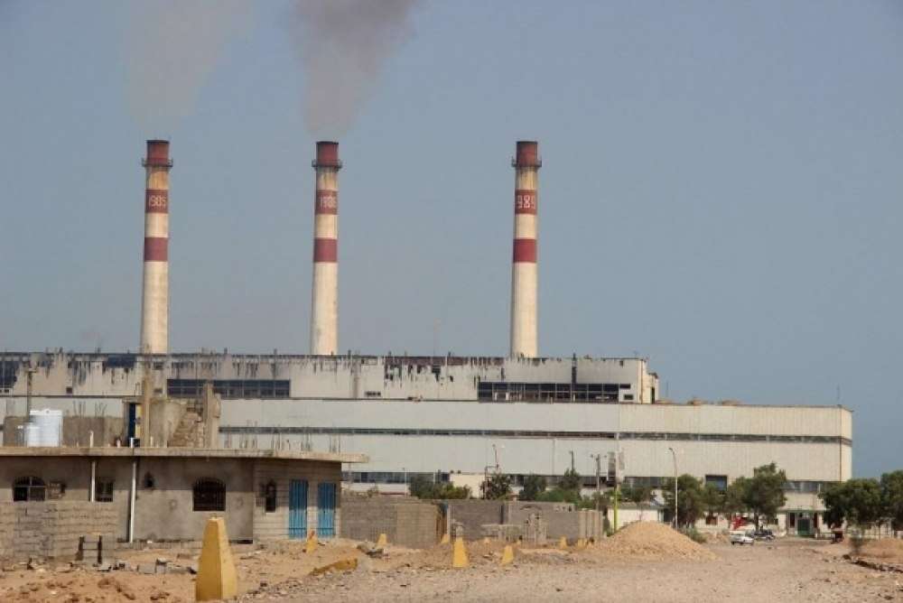 عاجل :البدء بتفريغ شحنة المنحة السعودية بعدن عاجل :البدء بتفريغ شحنة المنحة السعودية بعدن