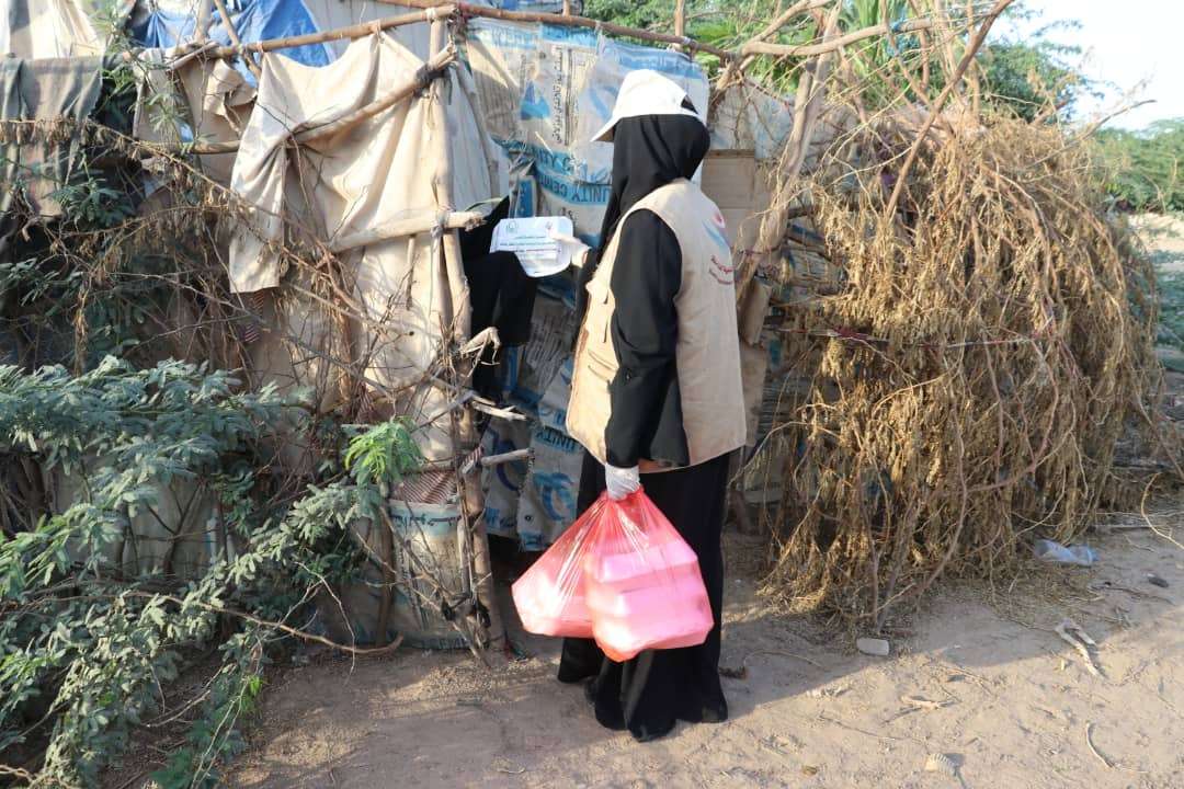 مؤسسة شباب للتنمية الشاملة تقدم وجبات إفطار الصائم لمخيمات النازحين والمجتمع المضيف في أبين
