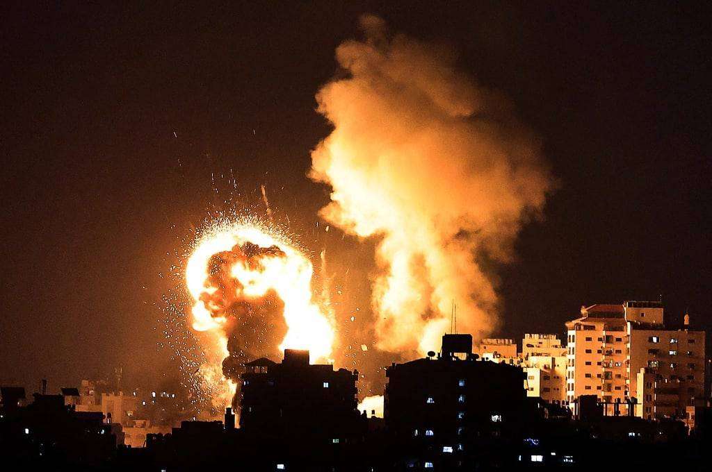 فلسطين : طائرات الاحتلال الاسرائيلي يواصل غاراته الجوية غرب مدينة خان يونس