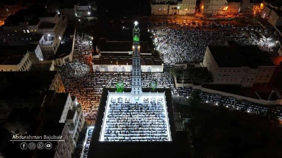 حضرموت: الالاف يحضرون ختم مسجد المحضار في ليلة الجمع الكبير (صور)