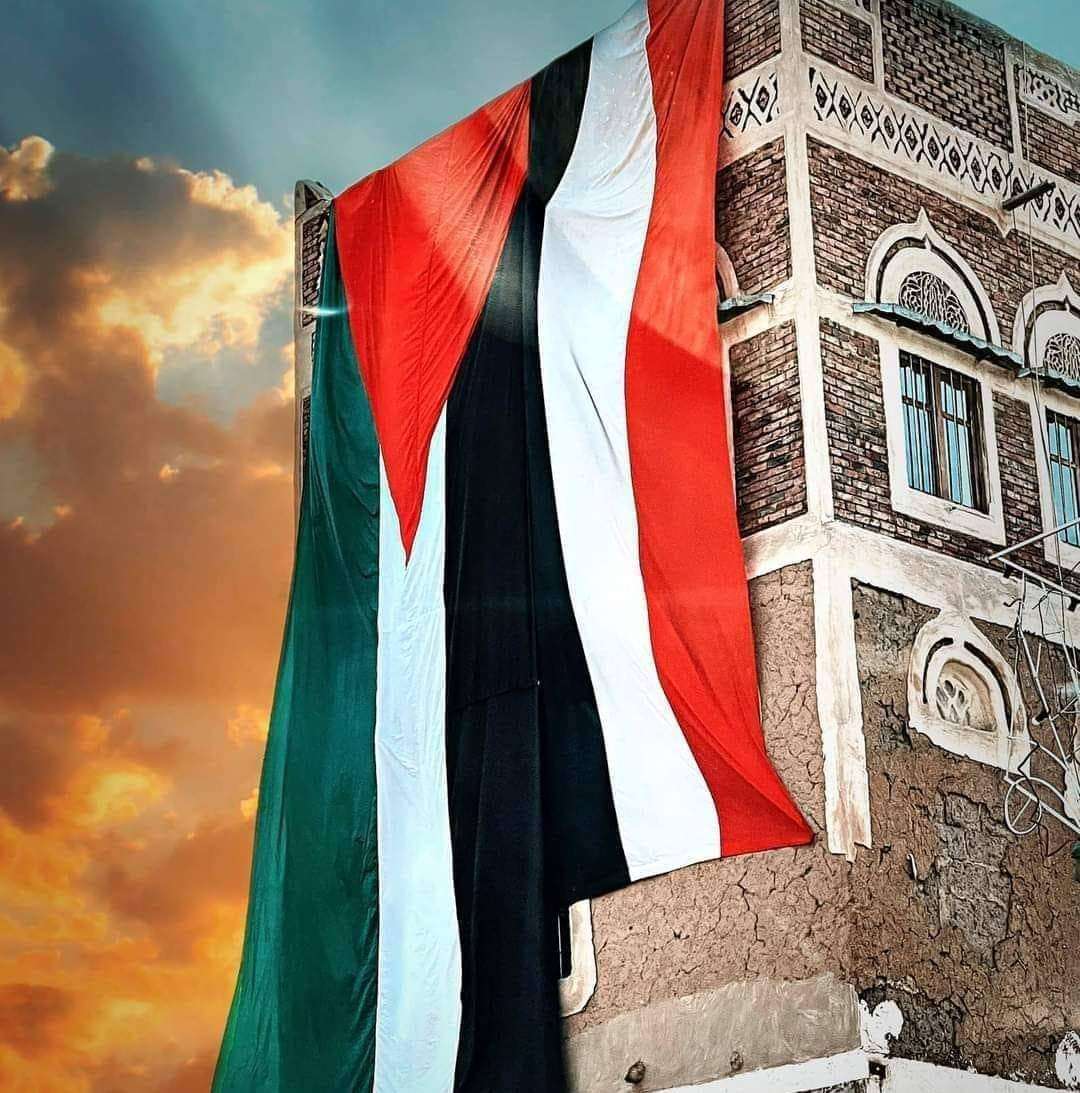 صورة من صنعاء لعلمي اليمن وفلسطين تثير مواقع التواصل الإجتماعي