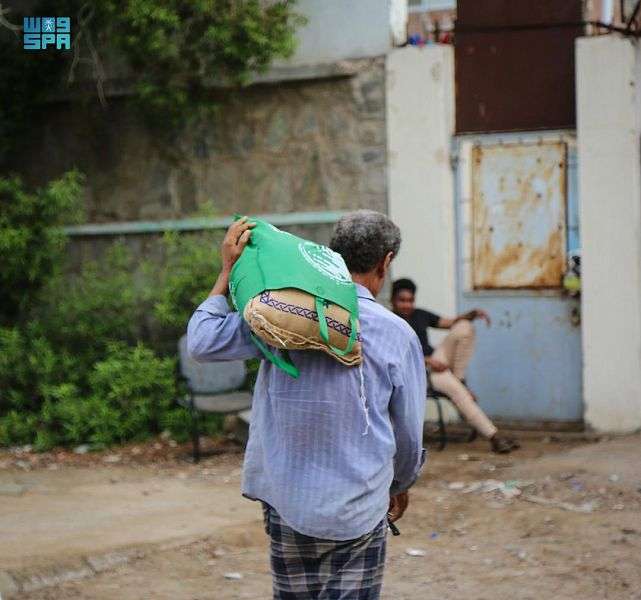 مركز الملك سلمان للإغاثة يدشن مشروع توزيع زكاة عيد الفطر المبارك في اليمن