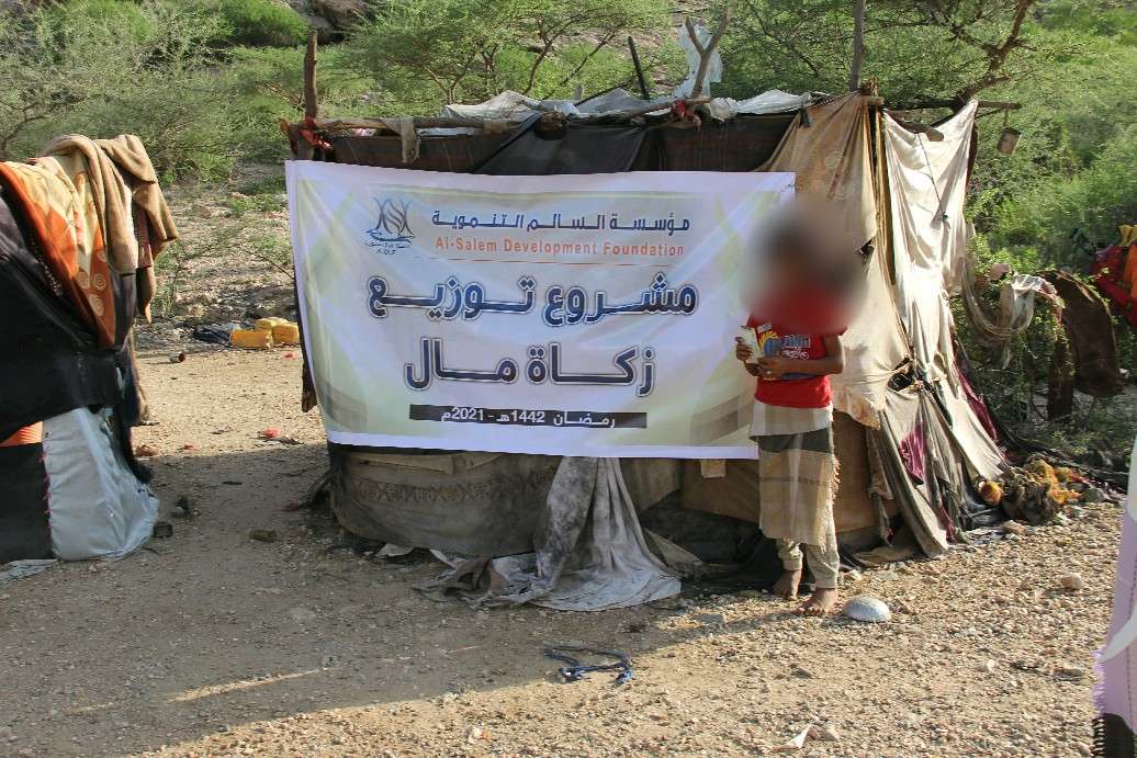 مؤسسة السالم التنموية توزع الزكاة النقدية للمحتاجين في أبين