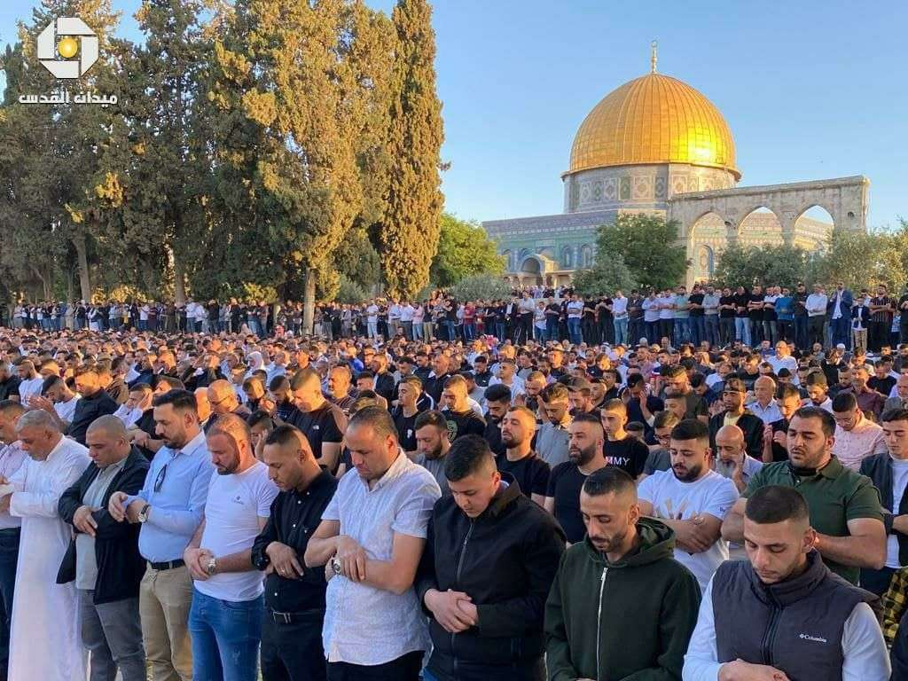 عاجل: الآلاف يؤدون صلاة العيد في باحة المسجد الأقصي(صور)