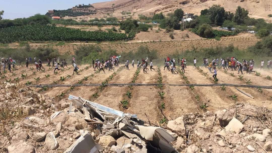 بالصورة .. متظاهرون أردنيون غاضبون يدخلون الأراضي الفلسطينية بعد تمزيقهم للسياج الحديدي