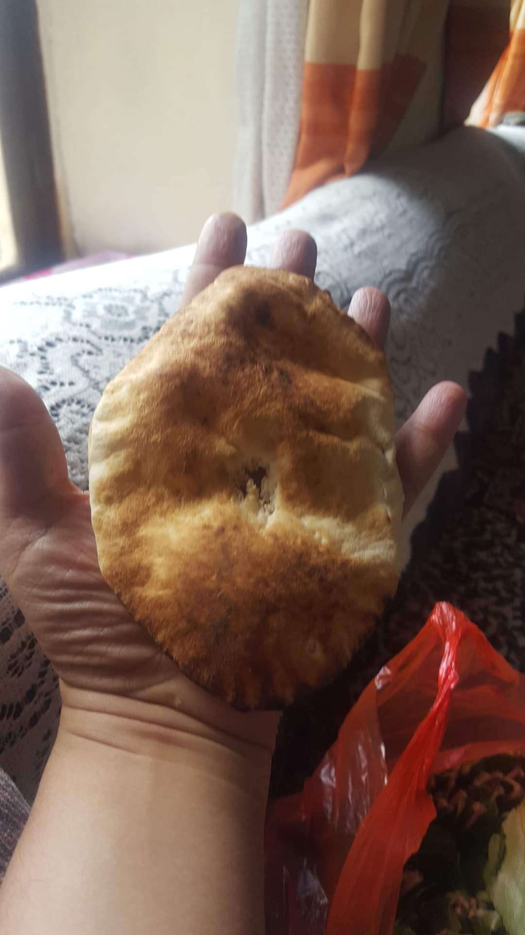 رغيف بحجم الكعك .. غضب بإب بسبب رغيف الخبز (صورة)