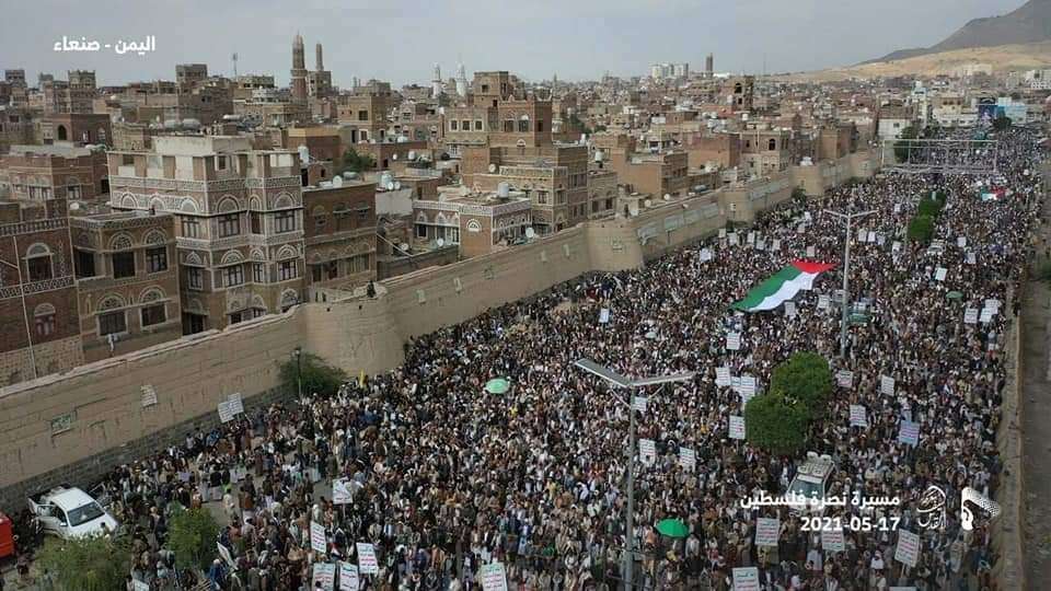 بالصور .. الآلاف في صنعاء يتظاهرون وسط المدينة لهذا السبب !