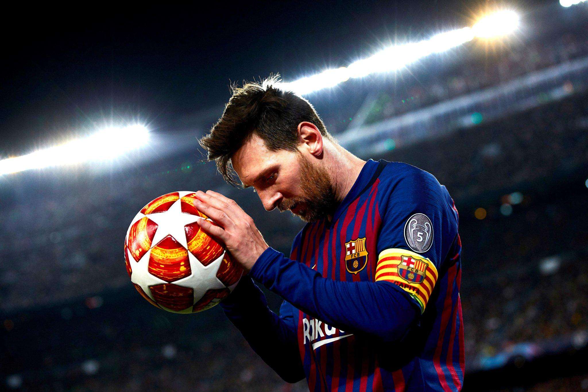 ميسي: بكيت ورغبت في ترك برشلونة