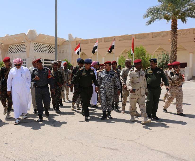 وزير الداخلية يتفقد مطار سيئون ويشيد بمستوى الخدمات التي يقدمها للمسافرين