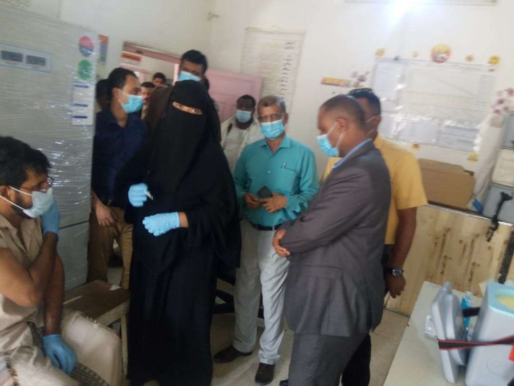 الجمحي : يدشن حملة التحصين ضد فيروس كورونا ويطلع على الخدمات الصحية بمديرية الريدة وقصيعر