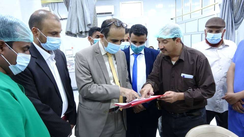وزير الصحة يزور مستشفيات بيحان وعسيلان بشبوة ويعد بحل الصعوبات التي تواجه سير عملها