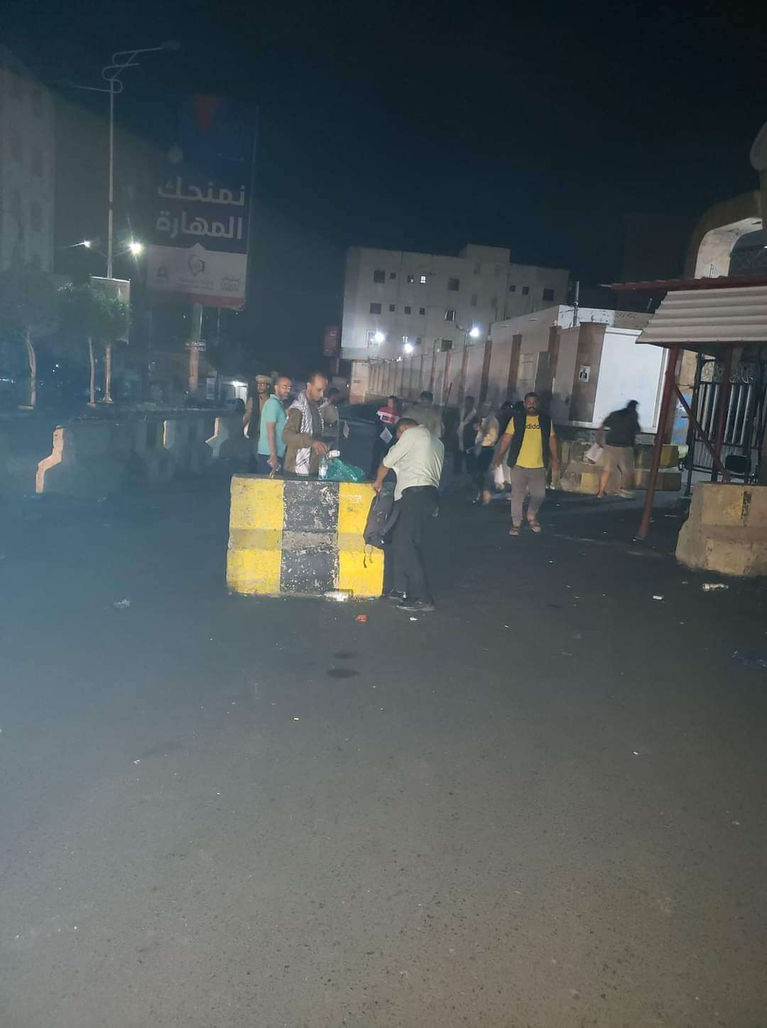 عاجل: نصب أول خيمة أمام مبنى المحافظة في تعز