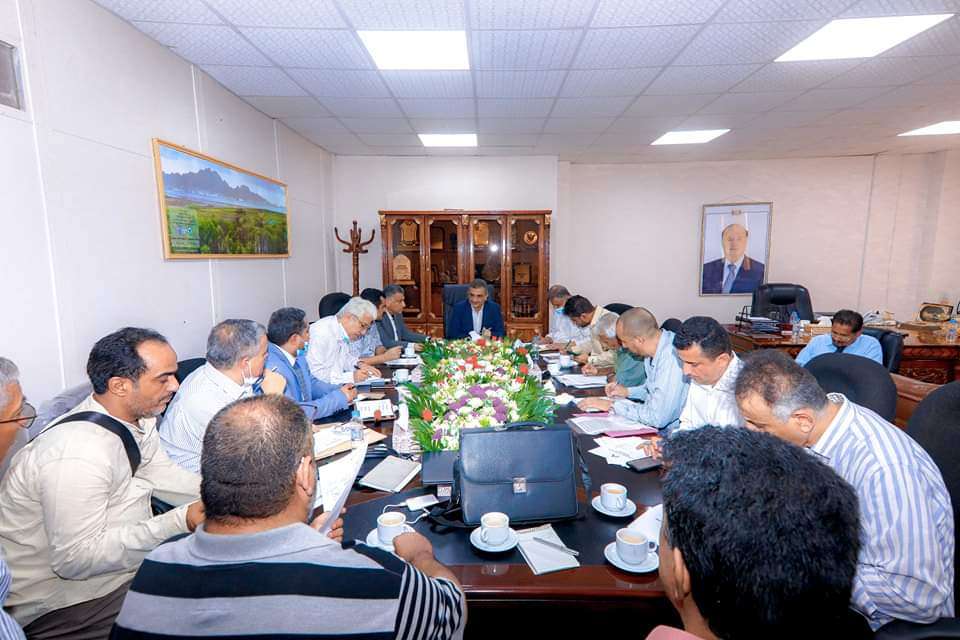 المحافظ لملس يؤكد على ضرورة إنجاح الحملة الأمنية لضبط السلاح غير المرخص والسيارات المجهولة