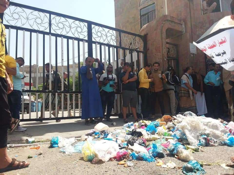 بالصورة.. نقل النفايات إلى أمام مكتب محافظ تعز