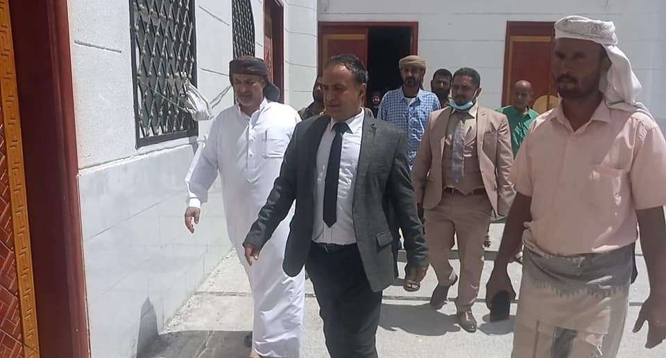 رئيس جامعة عدن ومدير البريقة يطلعان على اللمسات النهائية لمشروع بناء مسجد الجامعة