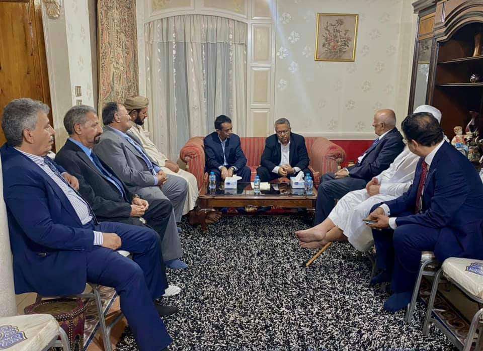 بن دغر يلتقي اعضاء مجلس الشورى في القاهرة