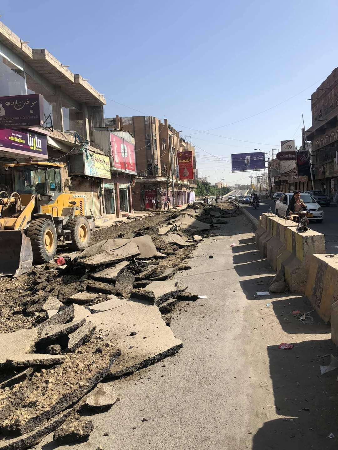 للمرة العاشرة ! .. صورة من شارع الكلية بصنعاء تثير غضبا واسع