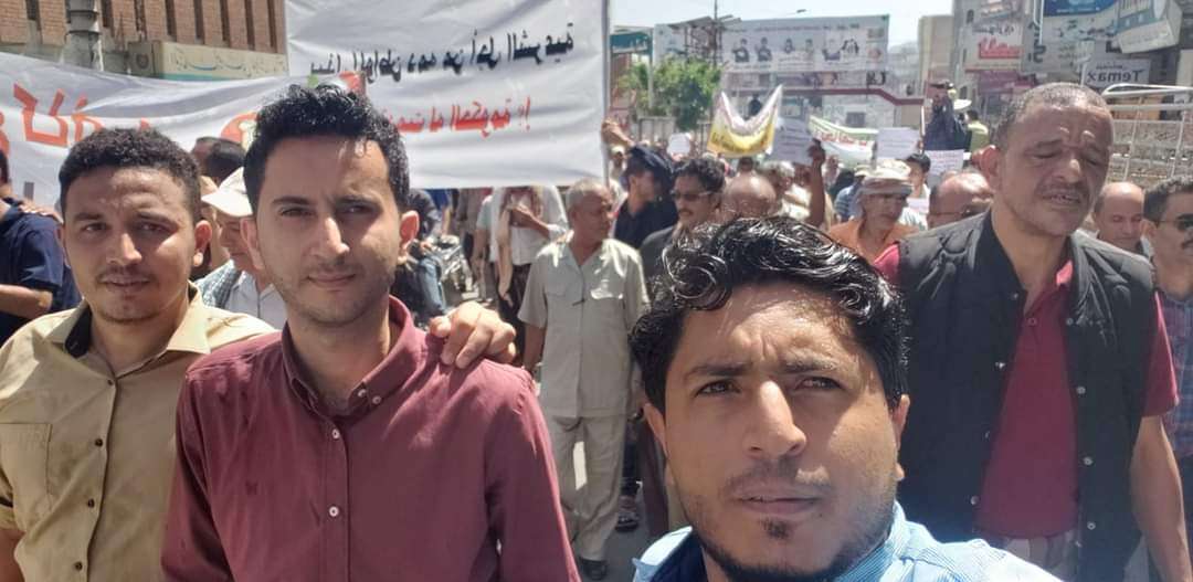 يحدث الآن .. مسيرة حاشدة بتعز تطالب بتوفير الخدمات العامة