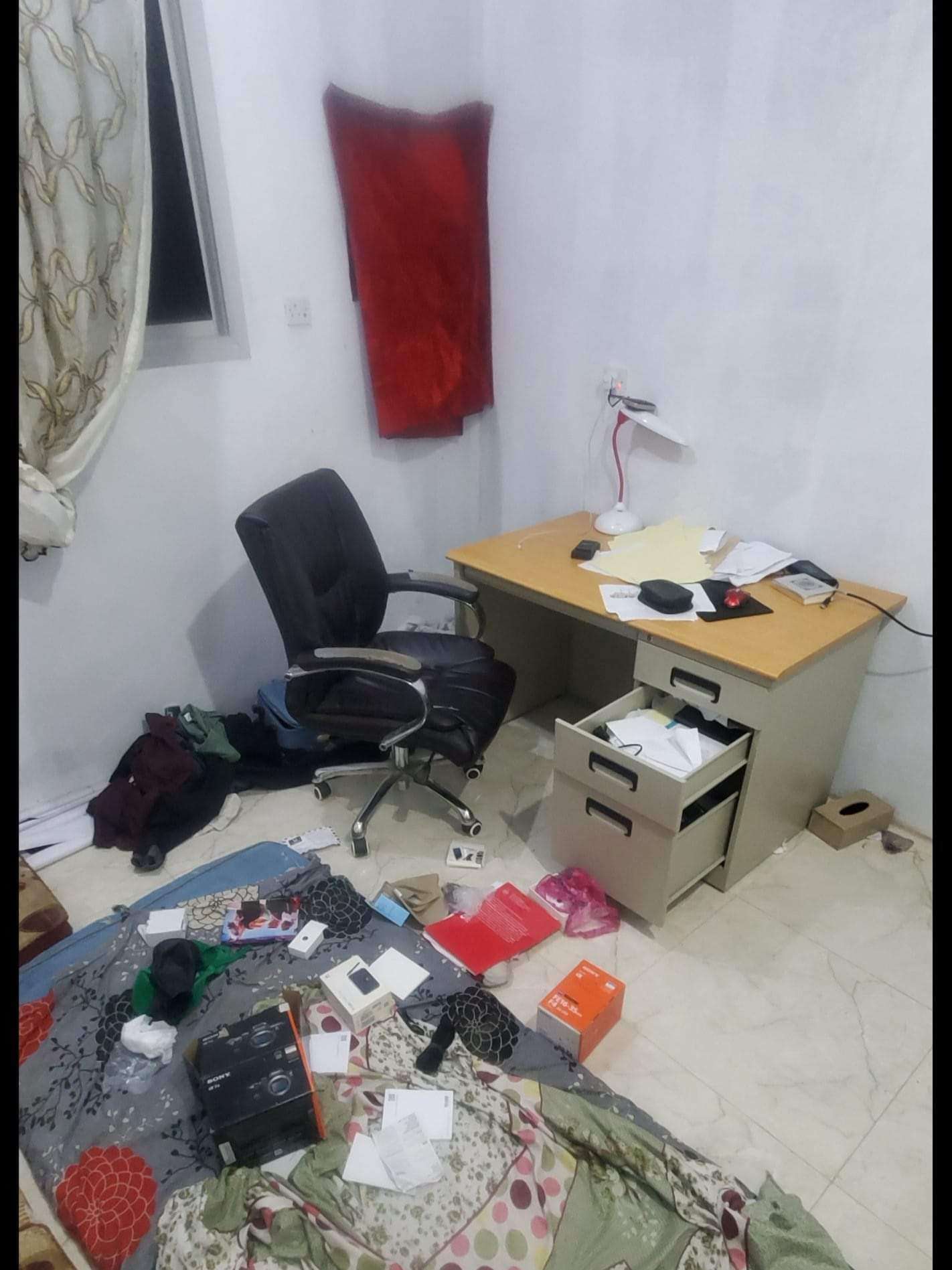 هكذا ترك اللصوص منزل مصور صحافي بعد اقتحامه في عدن(صورة)