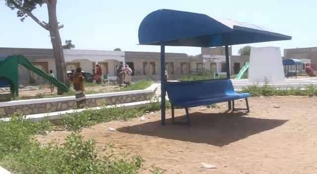 بالصور .. محافظ أبين ونائبه يتفقدان ساحة الشهداء بزنجبار