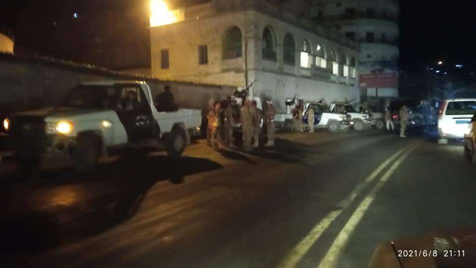 قوات العاصفة تقوم بفتح الطرقات في التواهي