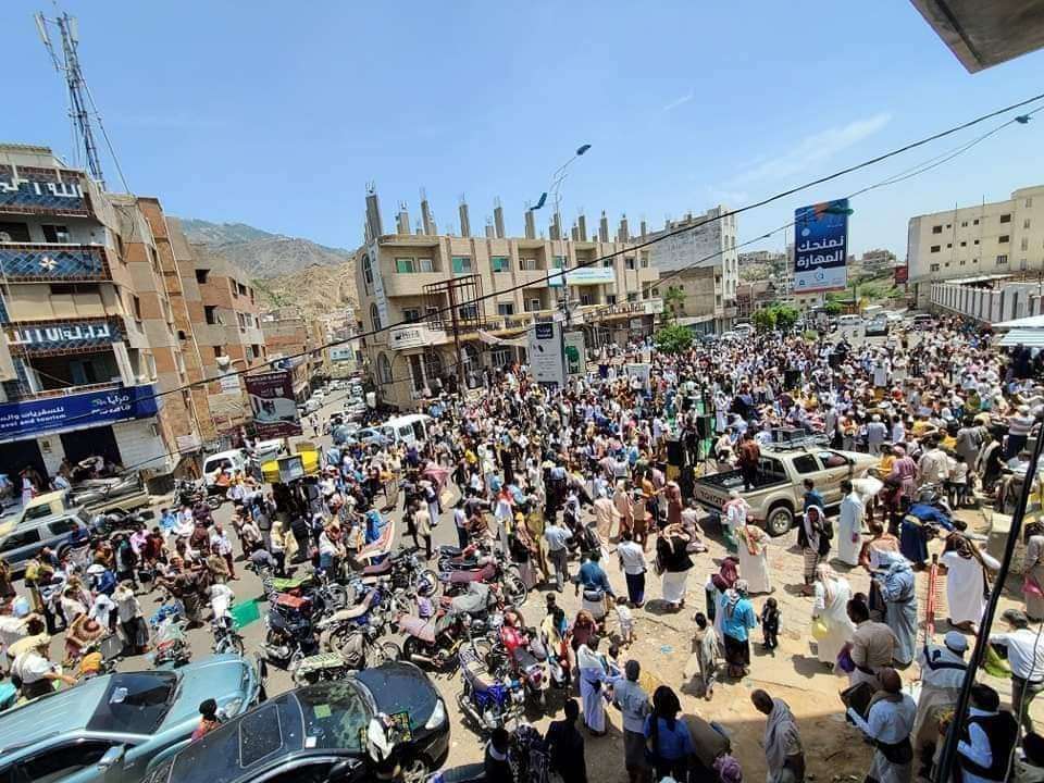 المئات يحتشدون أمام مبنى محافظة تعز للمطالبة بمحاربة الفساد(صورة )