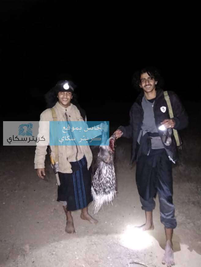 بالصور.. مواطنون يصطادون حيوان غريب ويقومون بالتهامه بابين