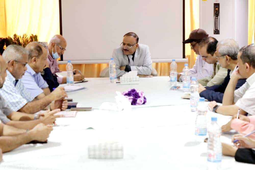 وزير النقل يناقش سبل رفع كفاءة الخطوط الجوية اليمنية والصعوبات التي تواجهها