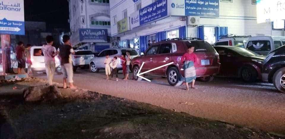 اطفال ينصبون كمائن للسيارات في عدن(حيلة لاتصدق)