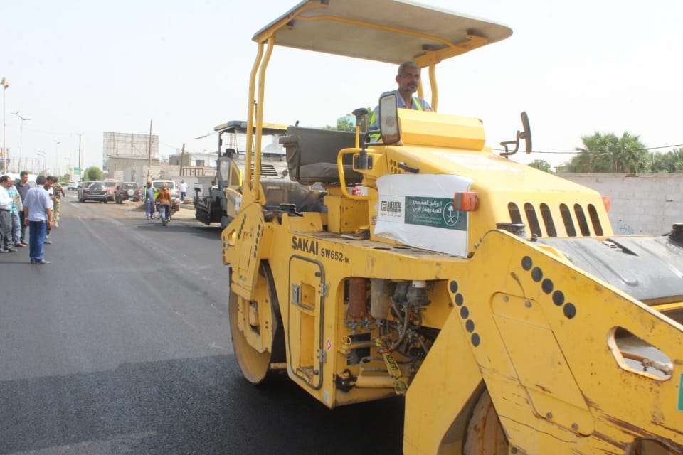 الزهري يتفقد سير العمل على سفلته الأجزاء المتبقية من شارع جبل حديد بالمديرية