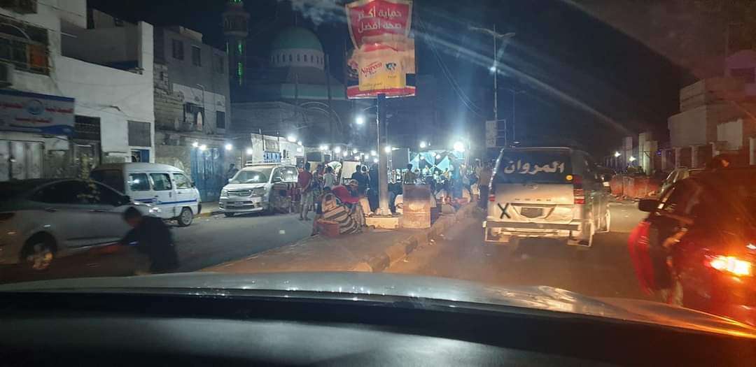مواطنون يقطعون طريقا رئيسيا بعدن لاقامة مقيل(صورة)