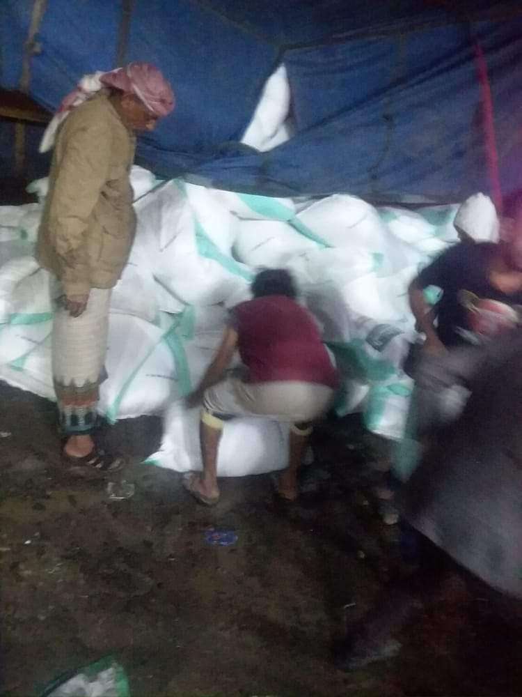 عاجل: انقلاب شاحنة محملة بالدقيق في اب (صور)
