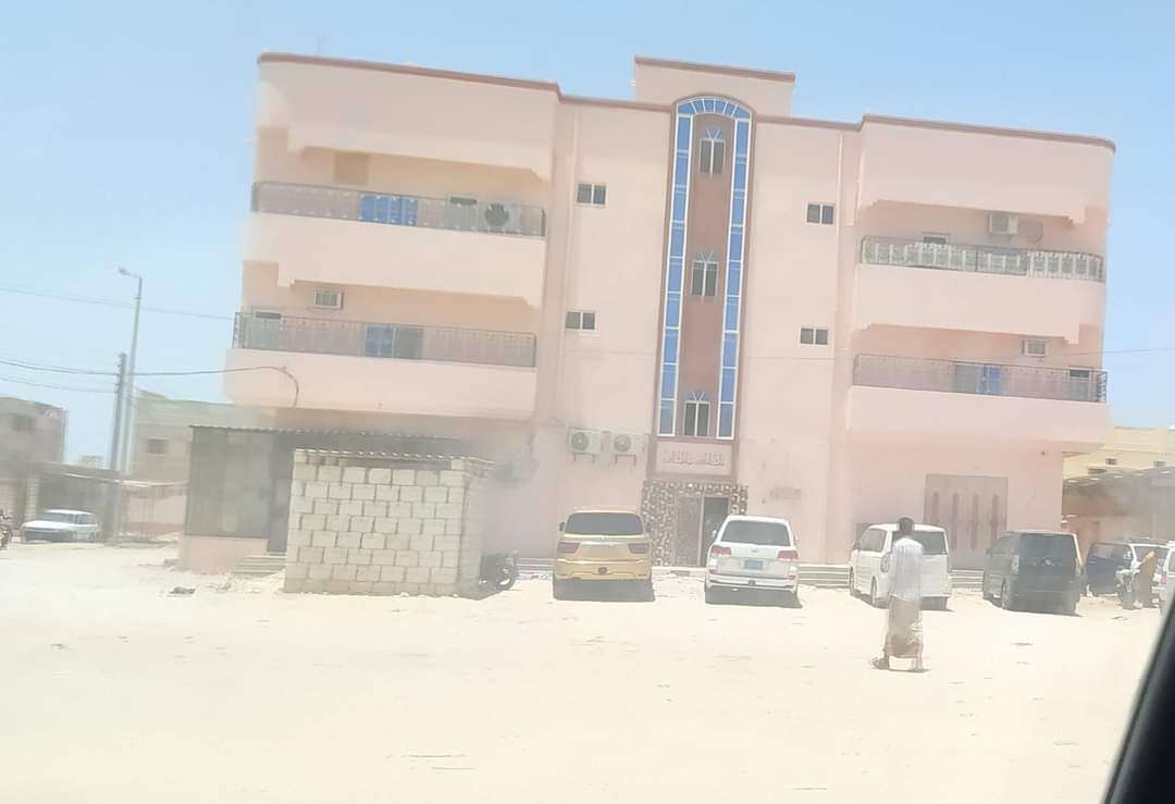 بالصور .. وزير الداخلية يرسل برقية لأمن الشحر بملاحقة مستثمر اجنبي