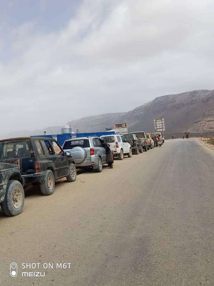بالصور.. ازمة مشتقات نفطية خانقة في سقطرى