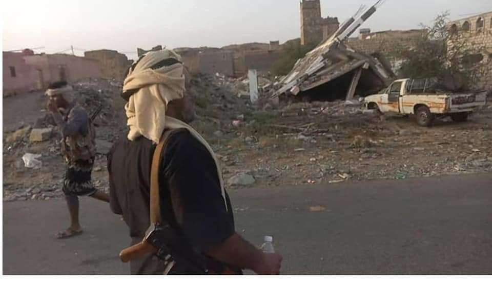 في مشهد حزين .. شيخ في البيضاء يقف على اطلال منزله