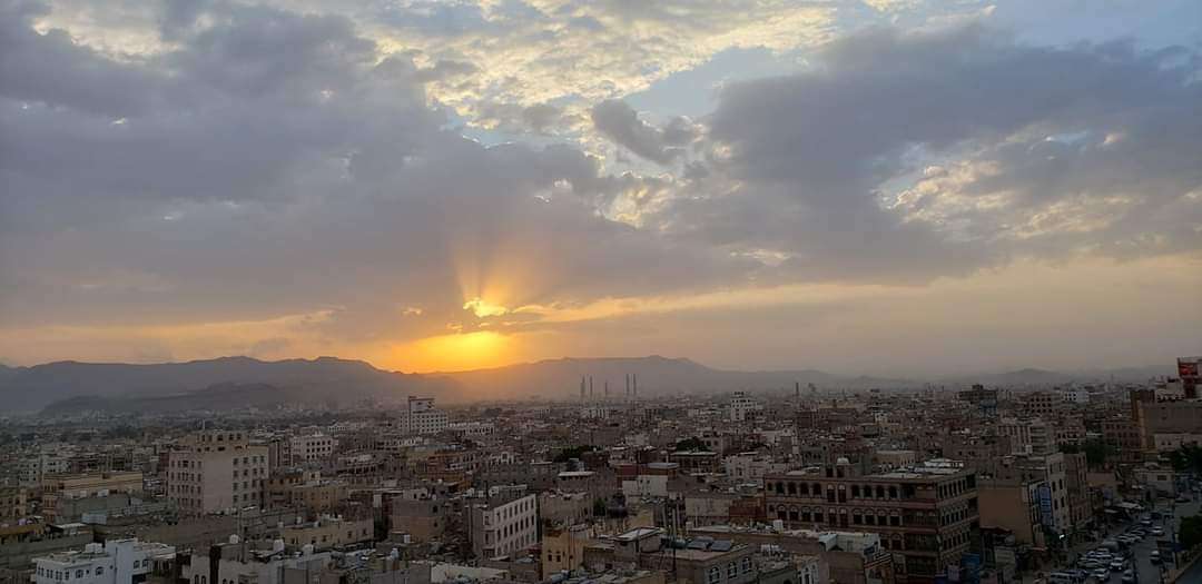 شاهد بالصورة كيف أغربت الشمس عن العاصمة صنعاء