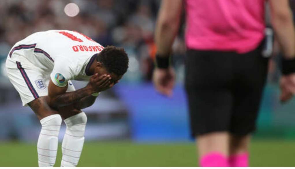 لاعب منتخب إنجلترا ضحية الإهانات العنصرية يعتذر