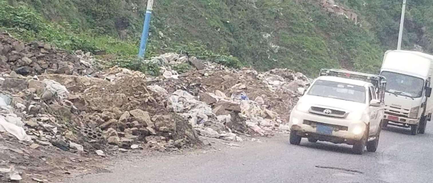 إستياء واسع بسبب رمي مخلفات البناء بشارع في إب (صورة)