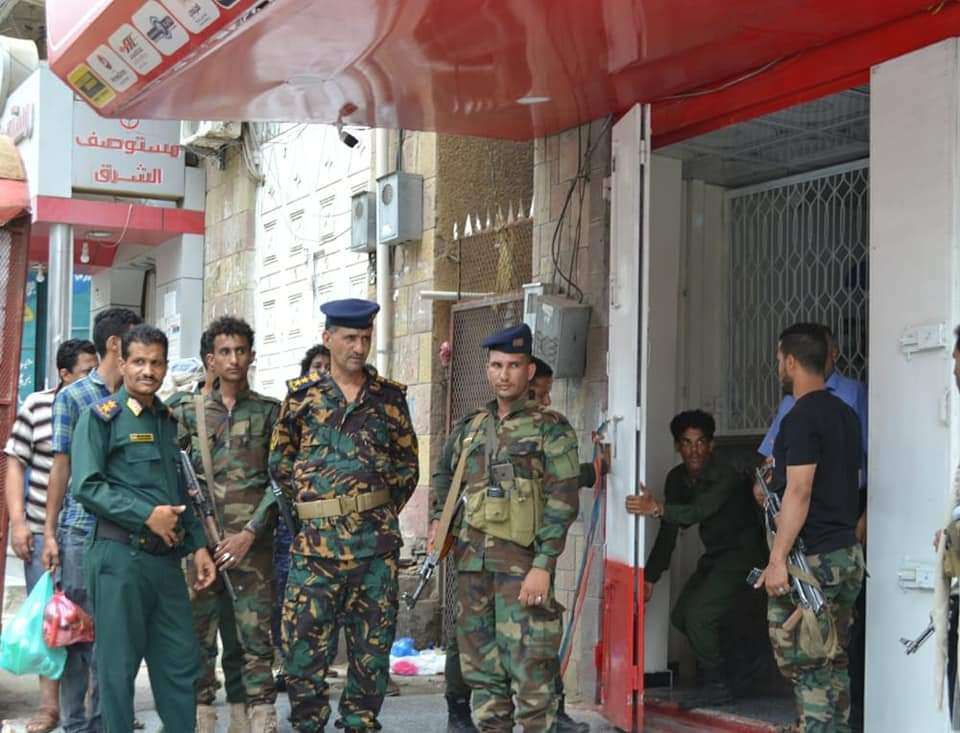 الحملة الأمنية بشرطة تعز تنفذ حملة لإغلاق محلات الصرافة الغير مرخصة بالشمع الاحمر