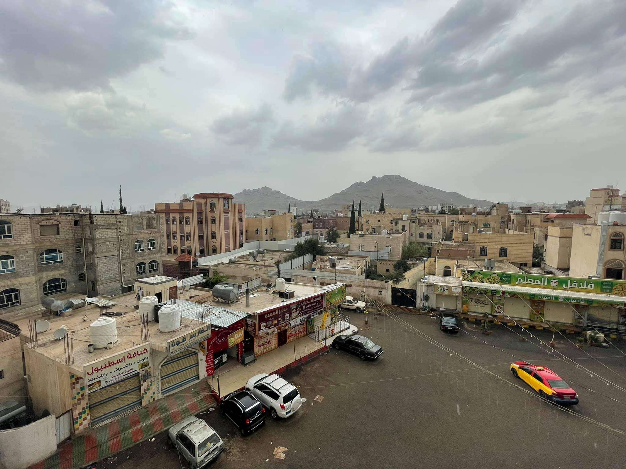 يحدث الان..أمطار غزيرة في صنعاء يحدث الان..أمطار غزيرة في صنعاء